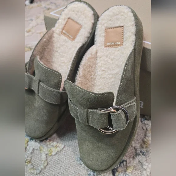 Dolce Vita Olive Flats - Picture 1 of 4